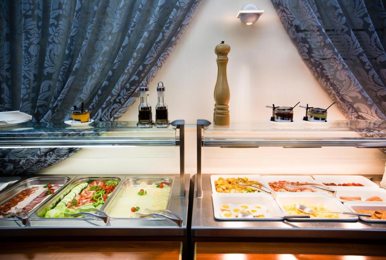 Luxury Family Hotel Royal Palace Prague Exterior photo A salad bar