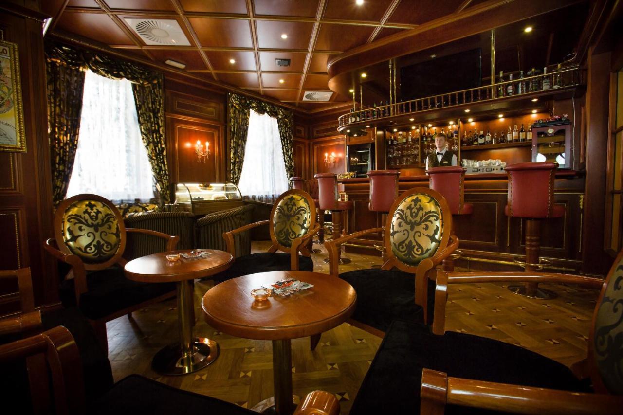 Luxury Family Hotel Royal Palace Prague Exterior photo The bar