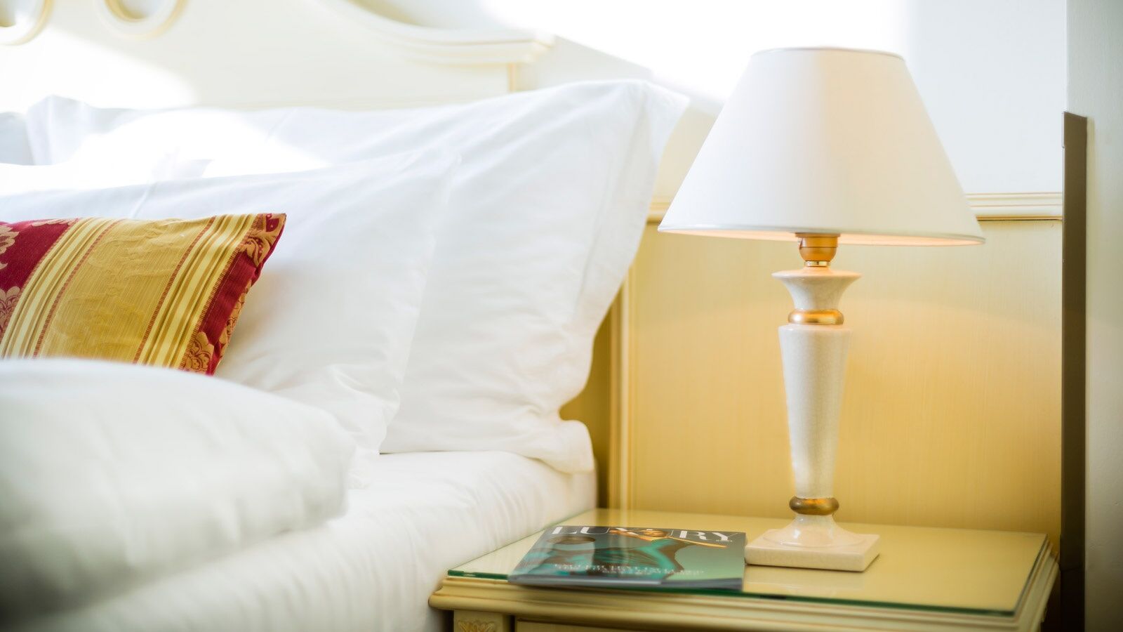 Luxury Family Hotel Royal Palace Prague Room photo A bedside lamp