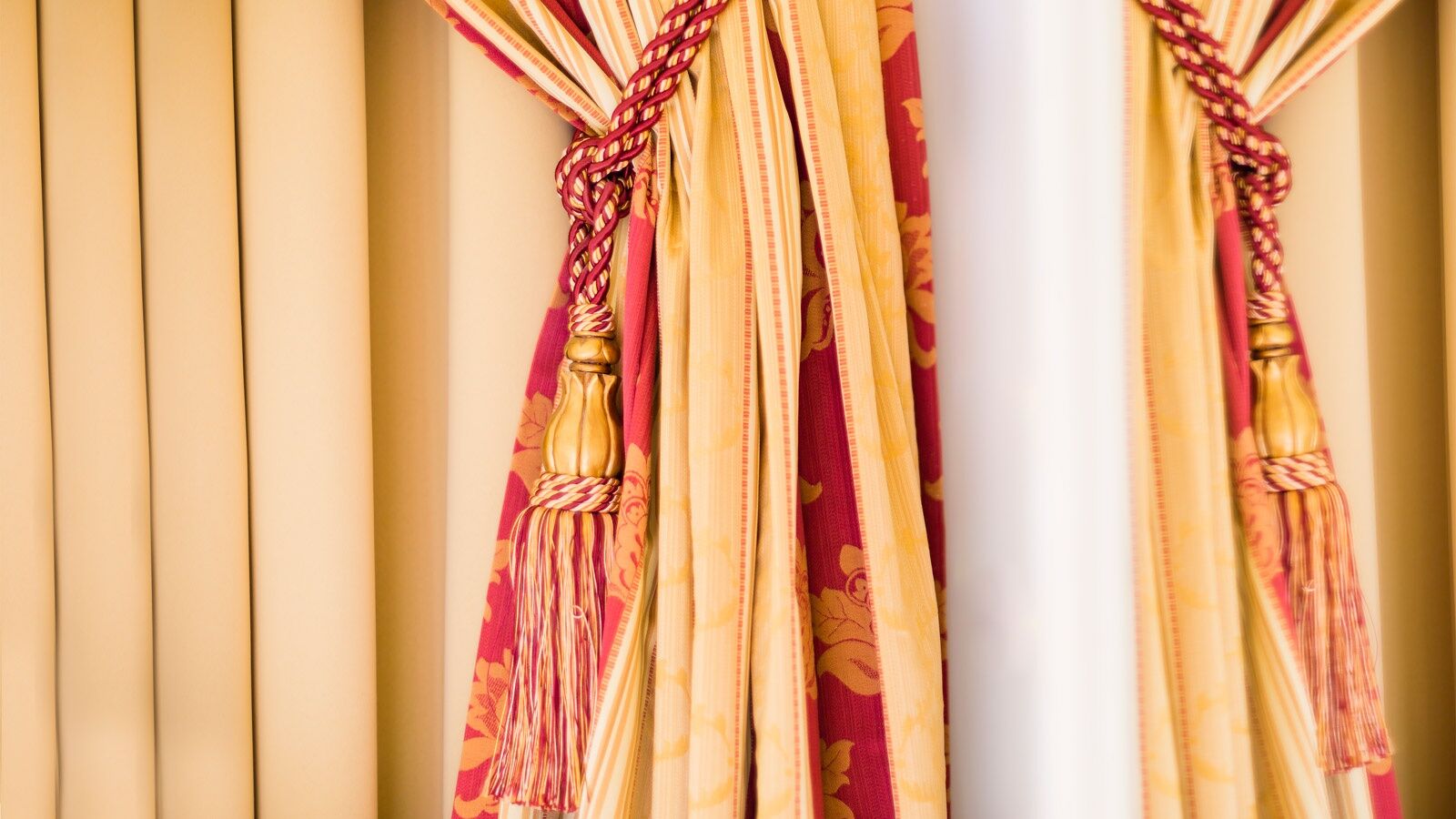 Luxury Family Hotel Royal Palace Prague Room photo Curtains