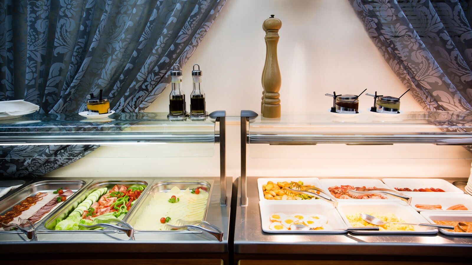 Luxury Family Hotel Royal Palace Prague Restaurant photo A salad bar