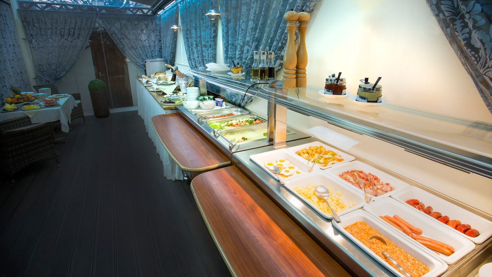 Luxury Family Hotel Royal Palace Prague Restaurant photo A salad bar